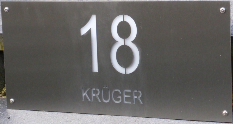 Tableaus und Frontplatten, Hausnummerplatten, Klingelplatten, beleuchtete Hausnummer