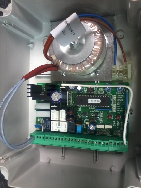 Motorline - MC11 24V - 24V Steuerung für 1 - und  2-flügelige Drehtorantriebe, mit Gehäuse u. Transformator, f. 24V Torantriebe)
